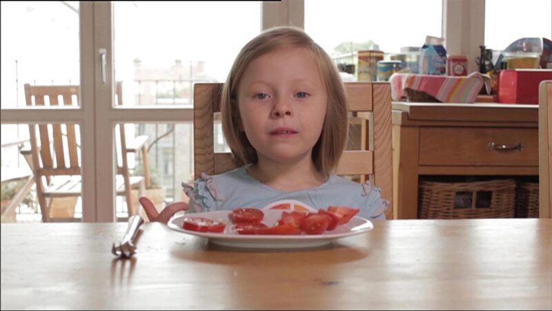 Klara sät auf ihrem Balkon Tomaten und kann sich nach einigen Wochen über eine leckere Ernte freuen. – Bild: WDR/​Die Sendung mit dem Elefanten