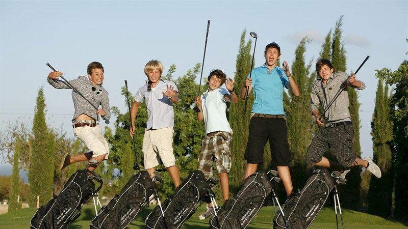 Die Jungs-WG: Charlie, Alex, Jonas, Johannes und Danny beim Golfspielen. – Bild: ZDF/​Jörg Thommes; GROSSE 8