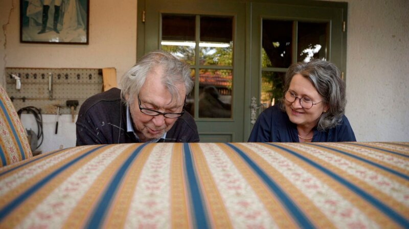 Sattelprobe bei Kundin Vanessa. Sattler Luck Raster prüft, ob der Sattel richtig sitzt.; Polsterer Joseph Sporrer mit einer Kundin in seiner Werkstatt in Loitzendorf. – Bild: BR/Pius Neumaier Sattelprobe bei Kundin Vanessa. Sattler Luck Raster prüft, ob der Sattel richtig sitzt.; Polsterer Joseph Sporrer mit einer Kundin in seiner Werkstatt in Loitzendorf. – Bild: BR/Pius Neumaier