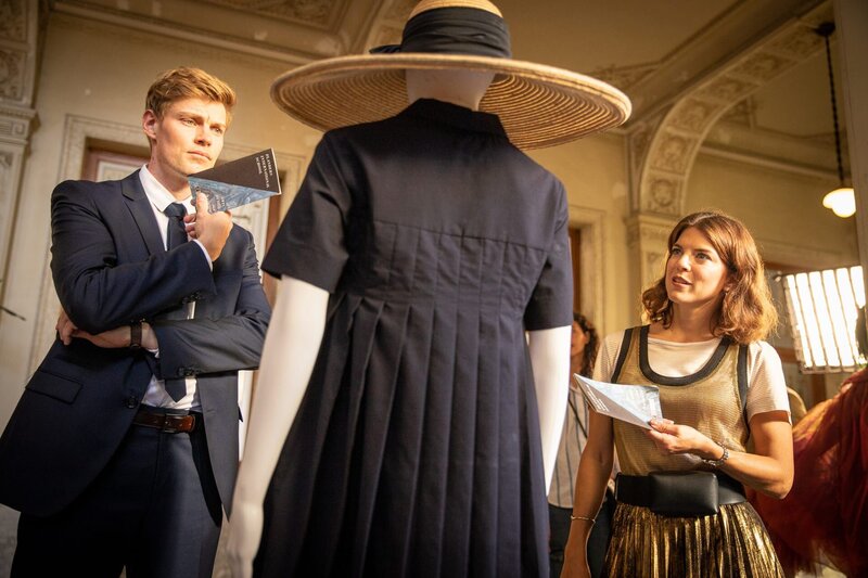 Eigentlich ist alles klar: Caro (Maike Johanna Reuter) wird mit Johann (Helgi Schmid) nach Hamburg gehen. Aber dann wirbelt Mathis Caros Leben durcheinander. – Bild: ZDF