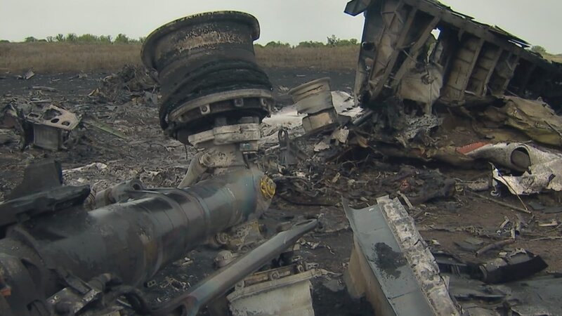 Kurz nach MH370 verliert Malaysia Airlines ein zweites Flugzeug. MH17 wird mutmaßlich von einer russischen Rakete getroffen und stürzt in der Ukraine ab. – Bild: ZDF