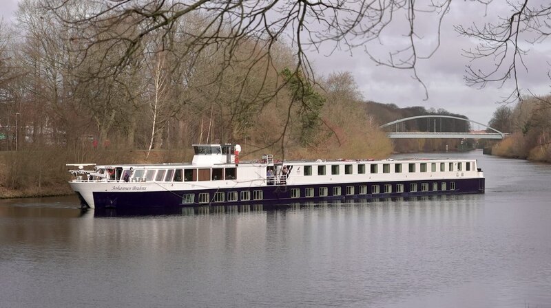 Und links die Ozeanriesen! Mini-Kreuzfahrt auf der Ems – Bild: NDR/​Joop Wösten