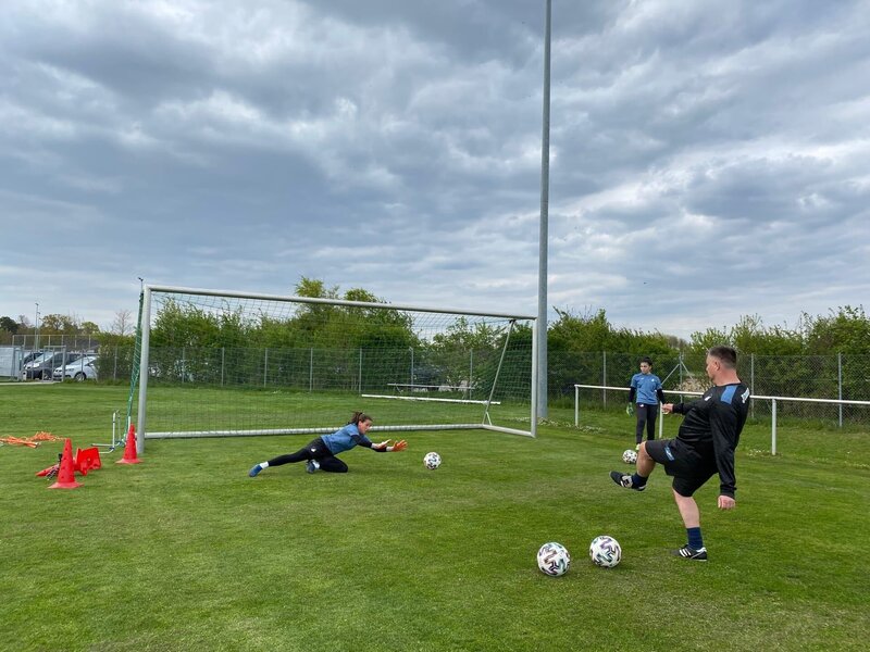 Nachwuchstorhüterin Romy Braeutigam hechtet nach dem Ball. – Bild: Ilka Wensing /​ ZDF