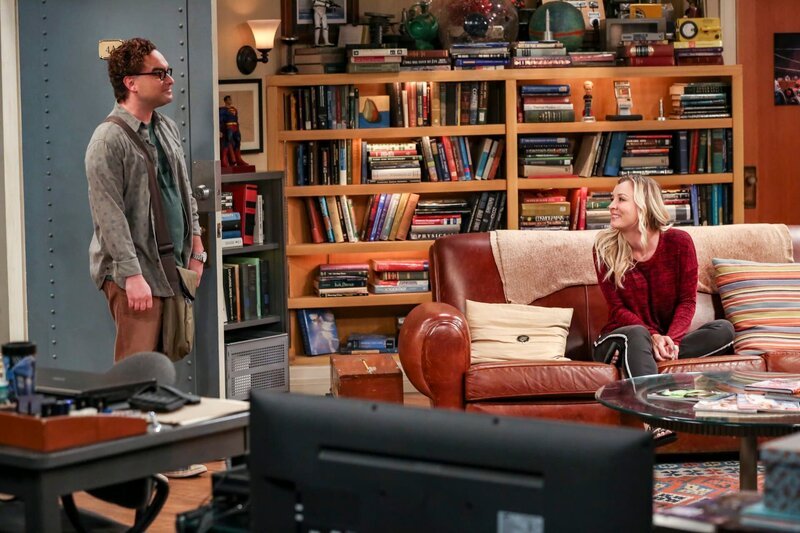 Johnny Galecki (Leonard Hofstadter l.), Kaley Cuoco (Penny Hofstadter r.) – Bild: Michael Yarish /​ WARNER BROS. /​ CBS ENTERTAINMENT