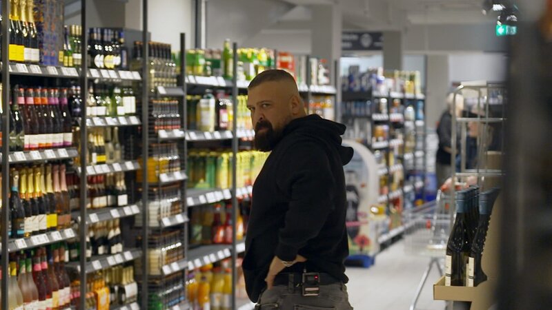 Ibo hat einen mutmaßlichen Dieb im Blick.. – Bild: RTLZWEI