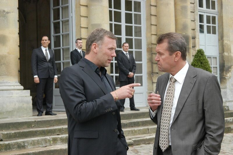 Privatbankier Kulanow (Jurij Rosstalnyj, re.) ist im Vergleich zu Assinowitsch (Mikael Persbrandt, li.) ein kleiner Fisch im Schwarzgeldgeschäft. – Bild: RTL Passion