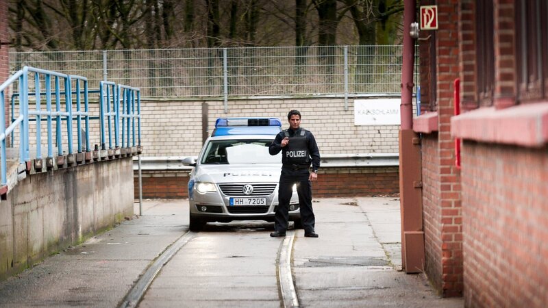 Tarik (Serhat Cokgezen) ist auf der Suche nach Bergers Frau, die entführt wurde. – Bild: ZDF