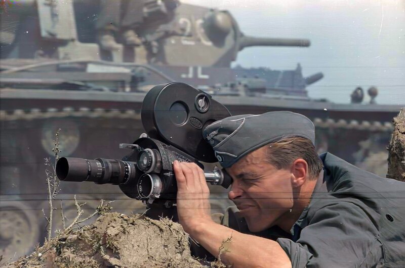 Bis heute prägen ihre Texte, Fotos und Filme unser Bild vom Zweiten Weltkrieg: Die Kriegsberichter aus Hitlers Propagandakompanien. Nach 1945 wurden einige von ihnen zu Gründern erfolgreicher Medien – in der Demokratie der Bundesrepublik Deutschland. – Bild: ZDF