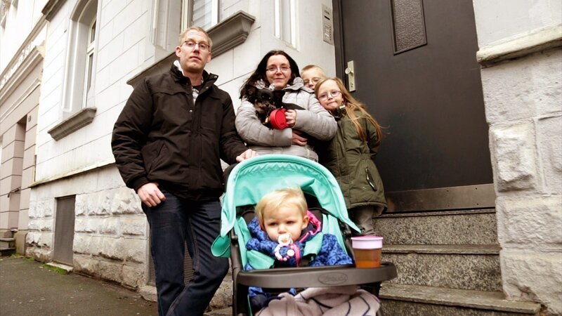 Christian und Christina leben mit ihren drei Kindern in Wuppertal, die an die dauernde Armut bereits gewöhnt sind. Ihre Wünsche können die Eltern oft nicht erfüllen. – Bild: 0014 Keine schöne Jugend