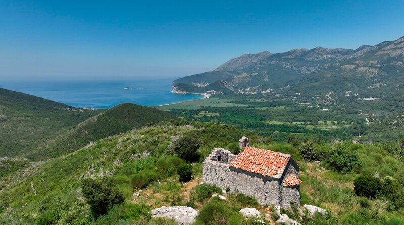 „Monte Negro“ – schwarzer Berg – tauften venezianische Seefahrer diese Küste. Wegen der dunkel bewaldeten Gebirgszüge, die bis an die Adria reichen. – Bild: NDR/​Florian Melzer