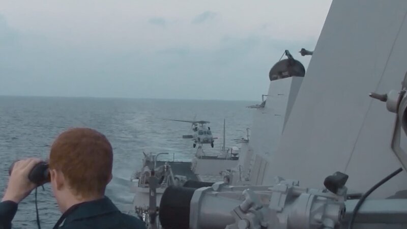 Im Südchinesischen Meer beginnt die Suche nach dem vermissten Flugzeug. 26 Staaten beteiligen sich mit Schiffen und Flugzeugen daran. – Bild: ZDF