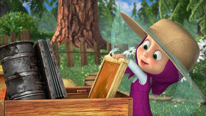 Mascha will dem Bären helfen Honig zu machen. – Bild: KiKA/​Animaccord Animation Studio