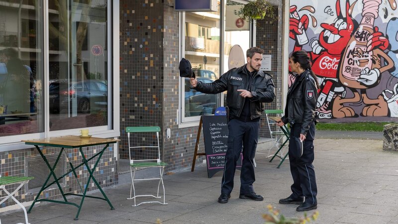 Kris (Marc Barthel) und Pinar (Aybi Era) nutzen die Gelegenheit, bei einem guten Kaffee den Besitzer des Ladens zu befragen. – Bild: ZDF