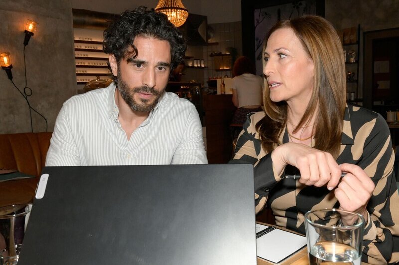 Tobias (Jan Kittmann) quält sich durch das Treffen mit Katrin (Ulrike Frank). – Bild: RTL /​ Rolf Baumgartner