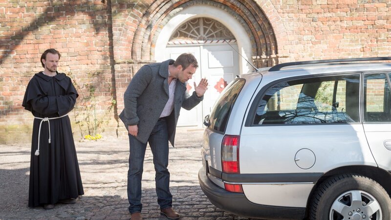 Das Gepäck von Jonas Vogt war in seinem Auto verstaut. Wollte er seine Auszeit vorzeitig beenden und abreisen? Lars Pöhlmann (Dominic Boeer, r.) inspiziert das Auto von Jonas und befragt den Pater Markus (Robert Besta, l.). – Bild: ZDF