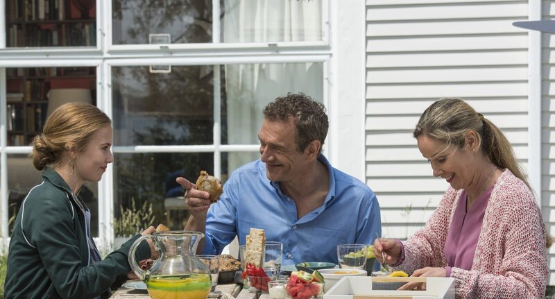 Ann Withers (Ann-Kathrin Kramer, r.) und ihr Mann Rick (Jean-Yves Berteloot) lernen die schwangere Lynette (Annika Schrumpf, l.) kennen. Werden sie das Baby adoptieren dürfen? – Bild: ZDF/​Rick Friedman