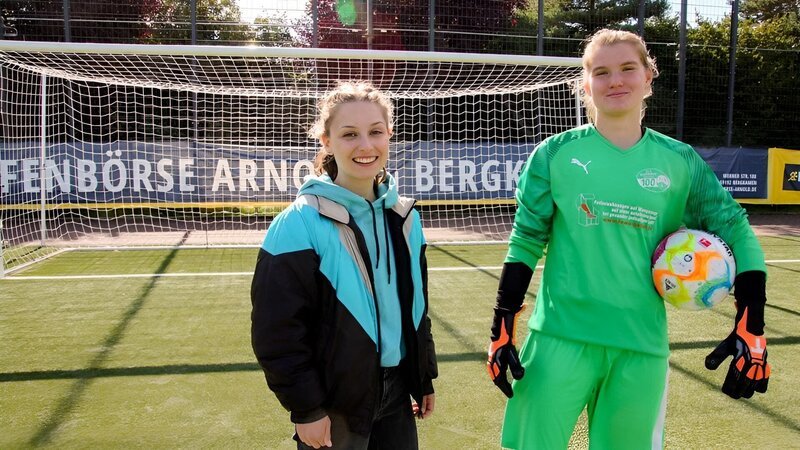 Checkerin Marina (links) mit Torhüterin Leah. – Bild: BR/​megaherz gmbh/​Lena Stolz