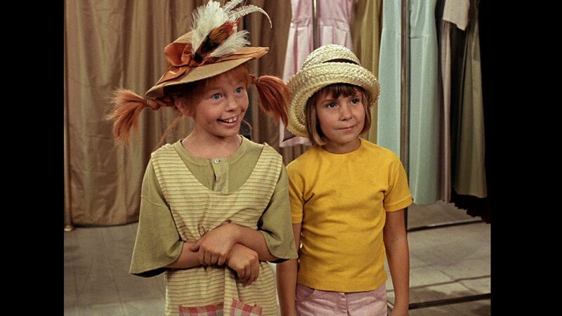 Pippi (Inger Nilsson, l.) und Annika (Maria Persson, r.) spielen feine Dame. – Bild: ZDF