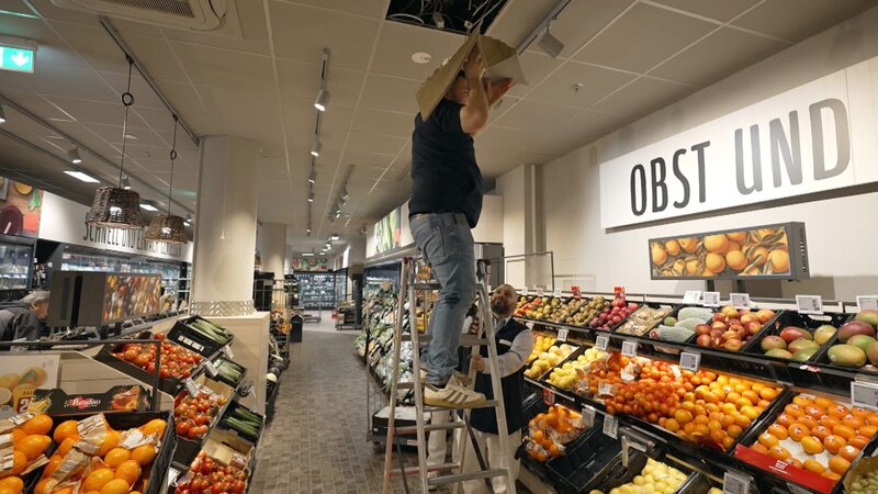 Metin (auf der Leiter) versucht den Wasserschaden zu reparieren – Bild: RTLZWEI