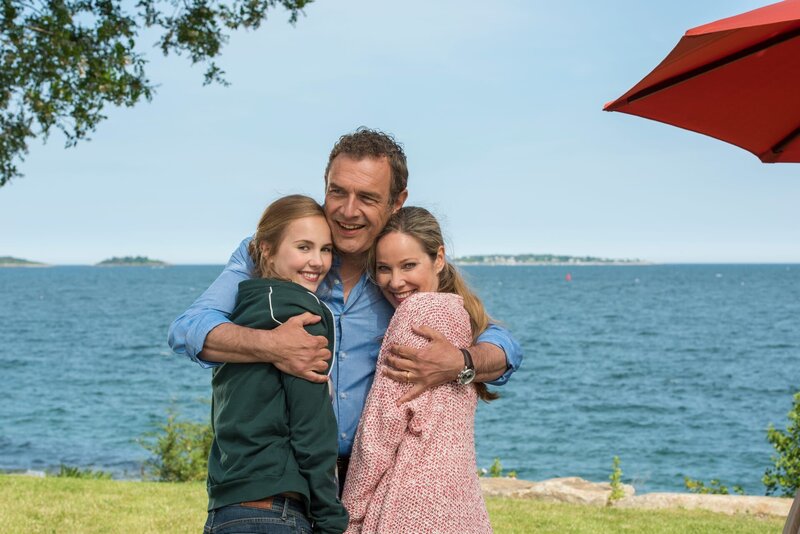Lynette (Annika Schrumpf, l.) findet in dem New Yorker Verleger-Ehepaar Rick (Jean-Yves Berteloot) und Ann Withers (Ann-Kathrin Kramer, r.) Ersatzeltern. – Bild: ZDF