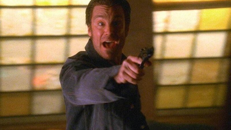 Hat James (Michael T. Weiss) seine Mutter ermordet? Er fühlt sich von den Fragen seiner Schwester in die Enge getrieben und zieht seine Waffe … – Bild: TVNOW /​ NBC Universal