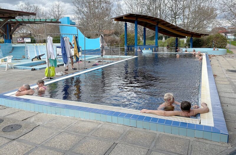 Dank einer Thermalquelle hat sich das Dorf Mórahalom in eine lebendige Kleinstadt verwandelt. Das erste Thermalbecken ist dort vor etwa 60 Jahren entstanden. – Bild: Paul Tutsek