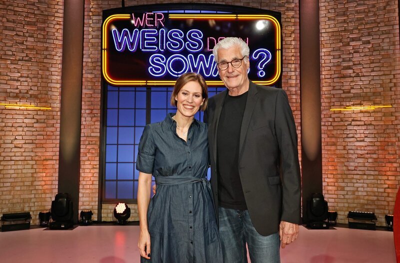 Treten bei „Wer weiß denn sowas?“ als Kandidat:innen an: Die Radio- , TV-und Eventmoderatorin Julia Schütze (l.) und der Schauspieler Sky du Mont (r.). – Bild: ARD/​Morris Mac Matzen