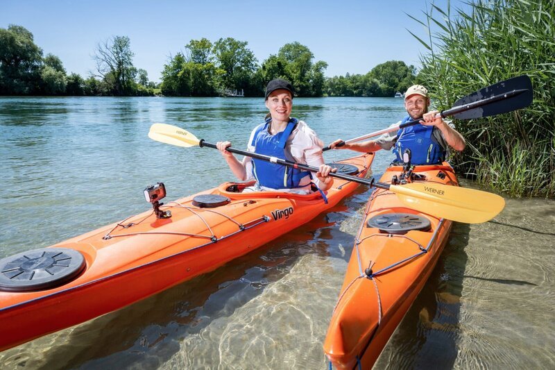 G&G – Sommerserie: Aarekind G&G-Reporter Sandro Sabatini ist mit der Schauspielerin, Moderatorin und Hypnose-Therapautin Tanja Gutmann auf der Aare von Altreu über Solothurn nach Wangen an der Aare unterwegs. – Bild: SRF/​Oscar Alessio
