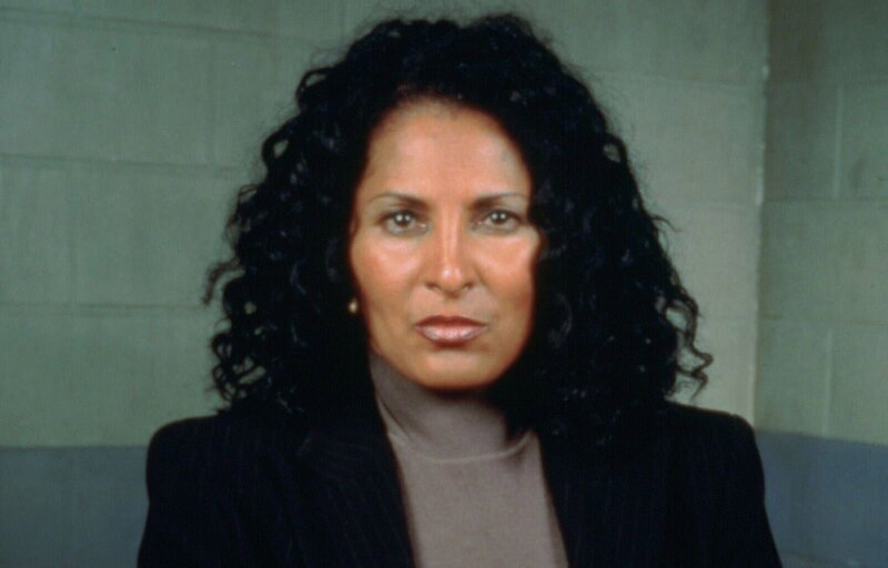 Die zuständige Bundesstaatsanwältin Claudia Williams (Pam Grier) schirmt den Vater des Verdächtigen von den Detectives ab, da dieser sich im Zeugenschutzprogramm des FBI befindet. Doch es dauert nicht lang, bis die Russen-Mafia auf seine Spur kommt. – Bild: TVNOW /​ NBC