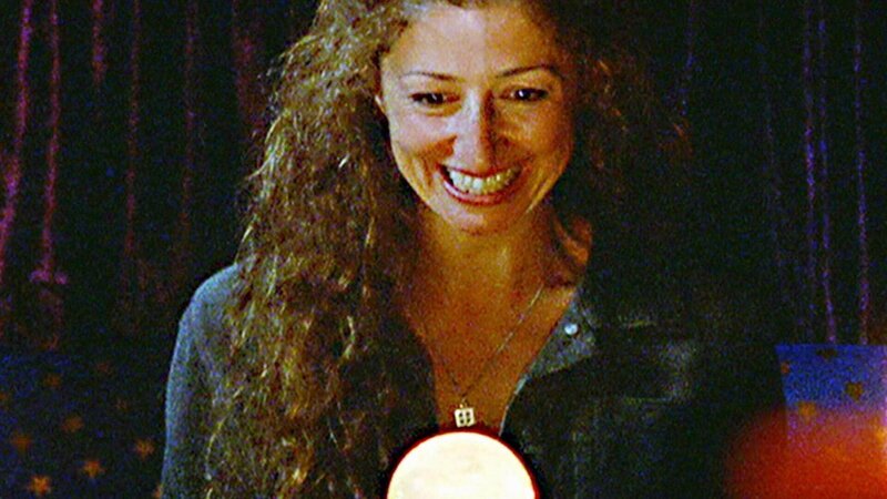 Nun steht dem Besuch der Esoterikmesse nichts mehr im Wege: Moira (Doris Younane) ist begeistert von ihrem neuen, bestens ausgestatteten Wohnwagen. – Bild: TVNOW