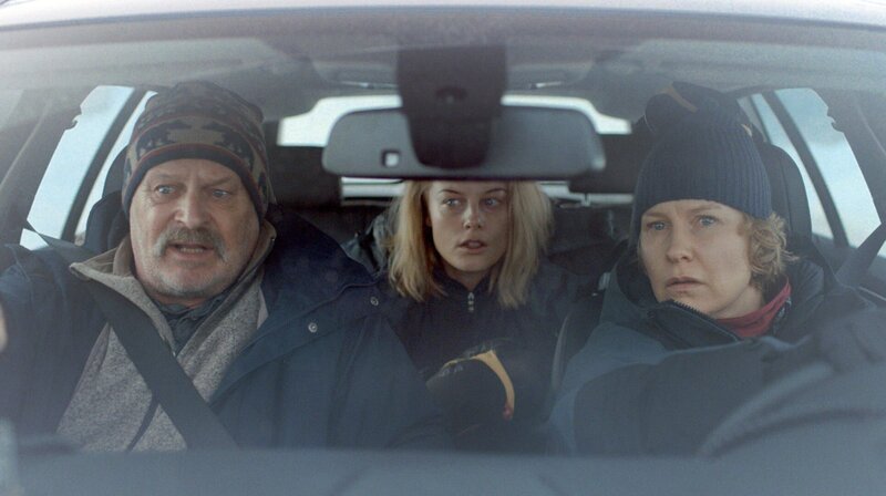 Das Ermittler-Trio: Staatsanwältin Rebecka Martinsson (Ida Engvoll, Mitte) mit Kommissarin Mella (Eva Melander) und Kollege Sven-Erik Ståhlnacke (Thomas Oredsson). – Bild: HR/​Degeto/​Yellow Bird