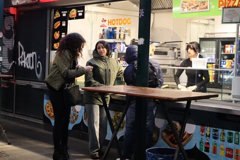 Schauspieler als Marc und Issy holen sich Hilfe bei einem Würstelstand nach der Attacke – Bild: ServusTV /​ Mabon FIlm