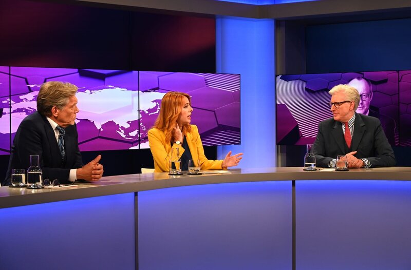 Zu Gast bei Moderatorin Sandra Maischberger: Hajo Schumacher (Autor und Kolumnist), Kerstin Palzer (Korrespondentin im ARD-Hauptstadtstudio) und Theo Koll (langjährige Leiter des ZDF-Hauptstadtstudios). – Bild: WDR/​Paul Zinken
