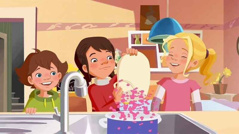 Fritzi, Tara und Tieneke kochen Parfüm aus Rosenblüten. – Bild: ZDF/​WunderWerk/​ZDF