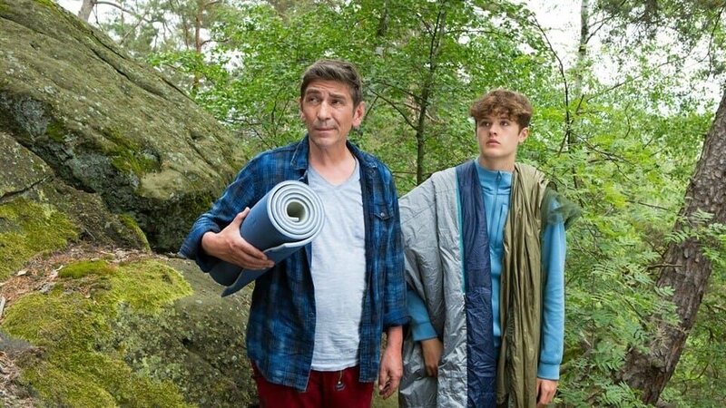 Fritz (Guido Hammesfahr, l.) und Bruno (Leo Knižka, r.) sind geschockt: Leo (Juri Winkler) ist verschwunden und mit ihm fast ihre gesamte Ausrüstung. Was sollen sie nun tun? – Bild: ZDF/​ Zia Ziarno