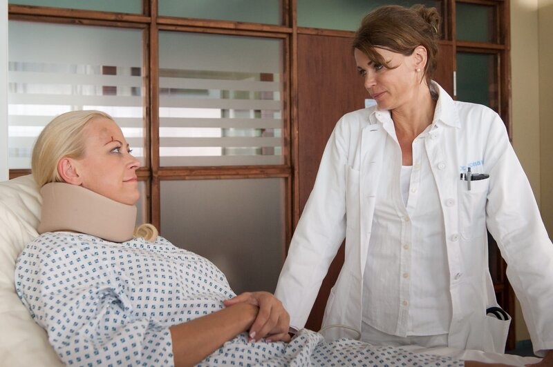 Dr. Jasmin Jonas (Gerit Kling, r.) kümmert sich um das Unfallopfer Anna Bülow (Jenny Elvers-Elbertzhagen, l.). – Bild: ZDF und Boris Laewen