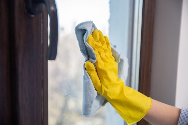 Ein Fenster wird mit einem Mikrofasertuch geputzt. – Bild: ZDF