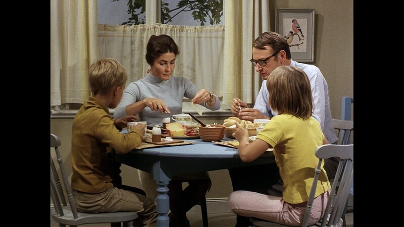 Tommys (Pär Sundberg, l.) und Annikas (Maria Persson, r.) Mutter fasst den folgenreichen Entschluss, auch Pippi Langstrumpf zum nachmittäglichen Kaffeekränzchen einzuladen. – Bild: ZDF