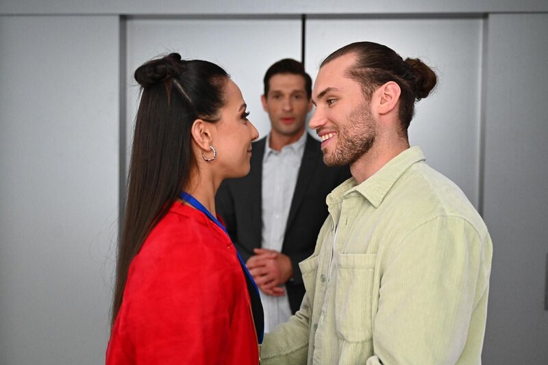 Deniz (Igor Dolgatschew, hinten) erfährt getroffen, dass Charlotte „Charlie“ (Shaolyn Fernandez) und Milan (Vitali Huk) ein Paar sind. – Bild: RTL /​ Julia Feldhagen /​ Hinterhältige Ex