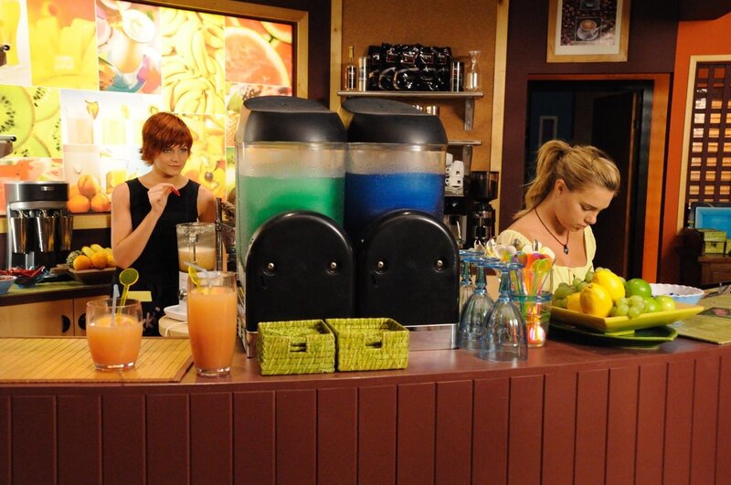 Sophie (Taryn Marler, li.) spielt ein falsches Spiel. Bella (Indiana Evans, re.) wird hinters Licht geführt. – Bild: ZDF/​Jasin Boland