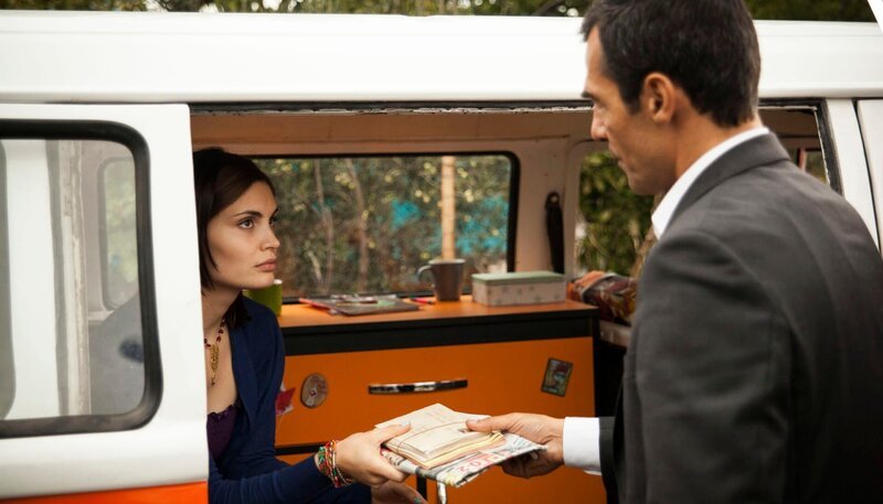 Noch eine „Neue“ im Team: Kommissar Mehmet Özakin (Erol Sander) mit der Praktikantin Hatice (Roni Zorina). – Bild: ARD Degeto/​Gülnur Kiliç