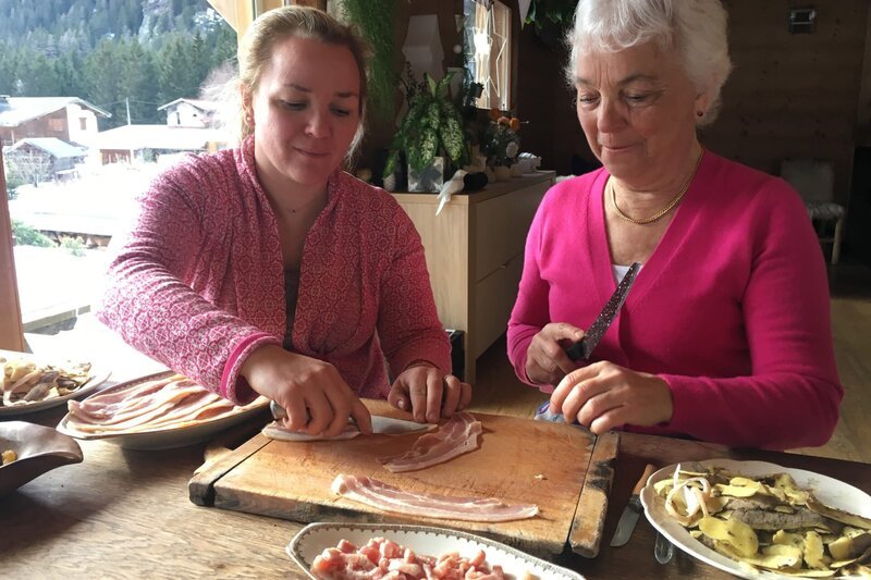Viviane Ravanel (re.) zeigt ihrer Schwiegertochter Julie (li.), wie man die regionale Spezialität Farçon zubereitet. – Bild: ZDF