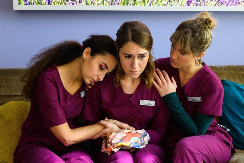 Ava Edemir (Rona Özkan, l.), Betty Hertz (Henrike Hahn, M.) und Rike Köhler (Isabell Horn, r.). – Bild: ZDF