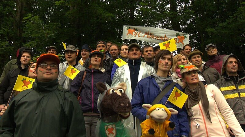 Der FC Möhrenburg spielt – Pferds Lieblings-Fußballmannschaft! Deshalb will er unbedingt allen sein neues Vereins-Trikot zeigen. Nur zu dumm, dass es in Strömen regnet. – Bild: SWR/​Frank Feustle