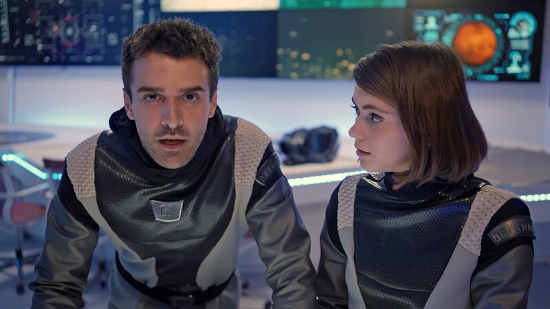 Tom (Shon Amsalem) und Emma (Romi Aviram) warten auf ein Lebenszeichen von Joy und Dafni. – Bild: NDR/​Sklan&Ka