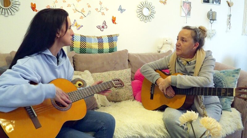 Ella (li.)  erhält ihre erste Gitarrenstunde von Eva – Bild: RTLZWEI