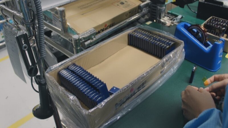 Potenzielle Gefahrenquelle: An Bord der Maschinen befanden sich Lithiumbatterien. Eine Fracht, die schon früher zu Bränden und Flugzeugabstürzen geführt hat. – Bild: ZDF