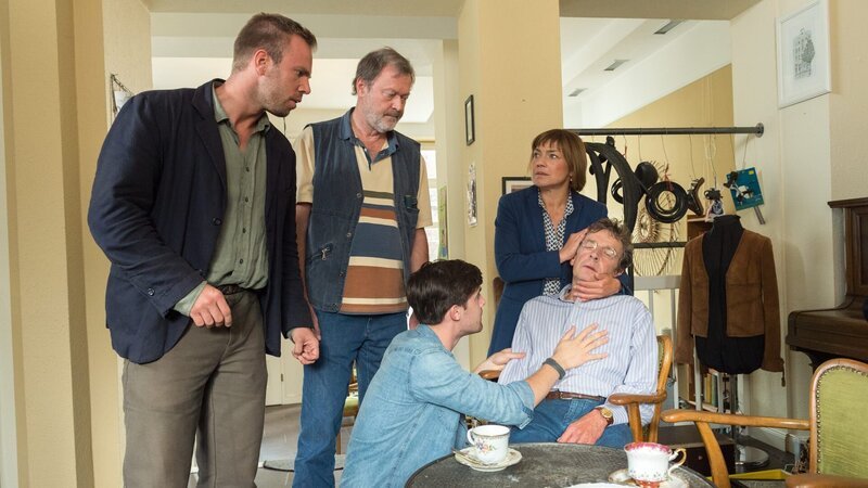 Dieter Bornemann (Michael Tregor, r.) und die Kollegen aus dem Reparatur-Café stehen unter Schock. Die Kommissare Lars Pöhlmann (Dominic Boeer, l.) und Katrin Börensen (Claudia Schmutzler, 2.v.r.) sowie Kollege Siegfried Schulz (Wolfgang Häntsch, 2.v.l.) und Enkel Adrian (Alexander Martschewski, M.) kümmern sich um den ohnmächtigen Bornemann. – Bild: ZDF