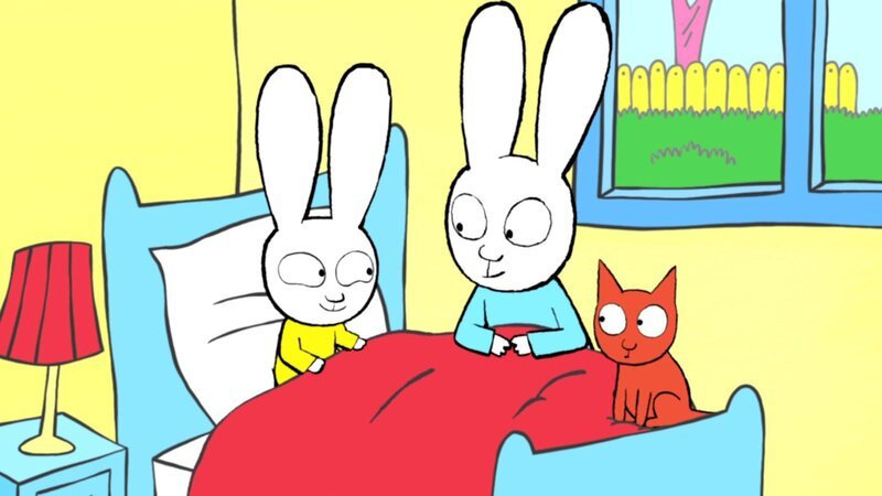Franz (l.) und Simon (M.) überlegen, was sie nach dem Aufstehen am liebsten spielen wollen. Auch Kater Oskar (r.) soll beim Spielen mitmachen. – Bild: ZDF