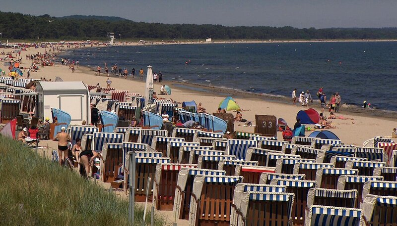 Urlaub an den kilometerlangen Sandstränden von Rügen. – Bild: NDR/​Mike Thomas Römisch